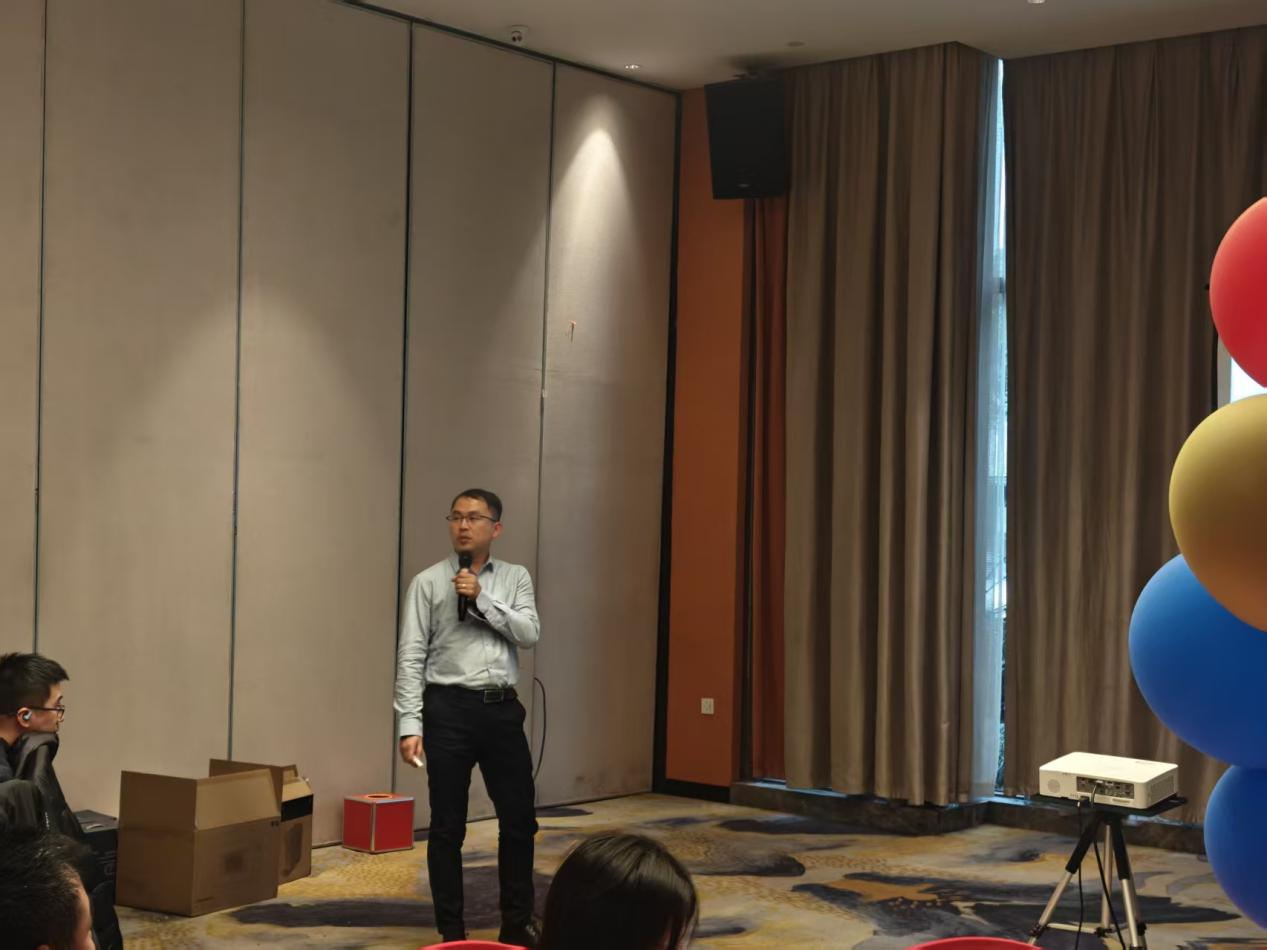 副总经理周斌做工作报告